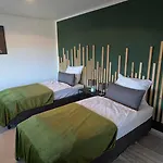 Moderne Wohnung, 6 Gaeste, Tischfussball, Balkon * האגן